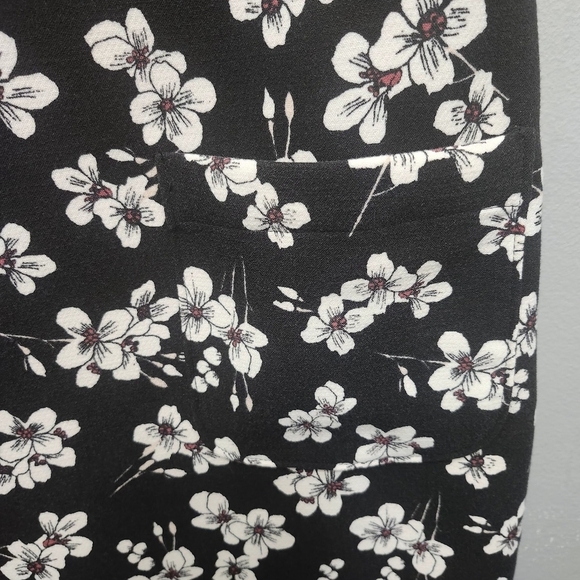 Loft women's mini dress size 6 floral with pockets black and cream - Picture 4 of 8